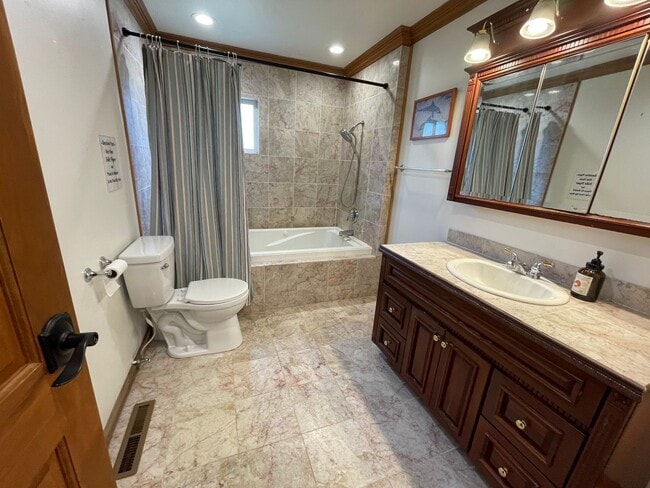 Building Photo - Spacious Single Level Ranch Style 4 Bed 2 ...