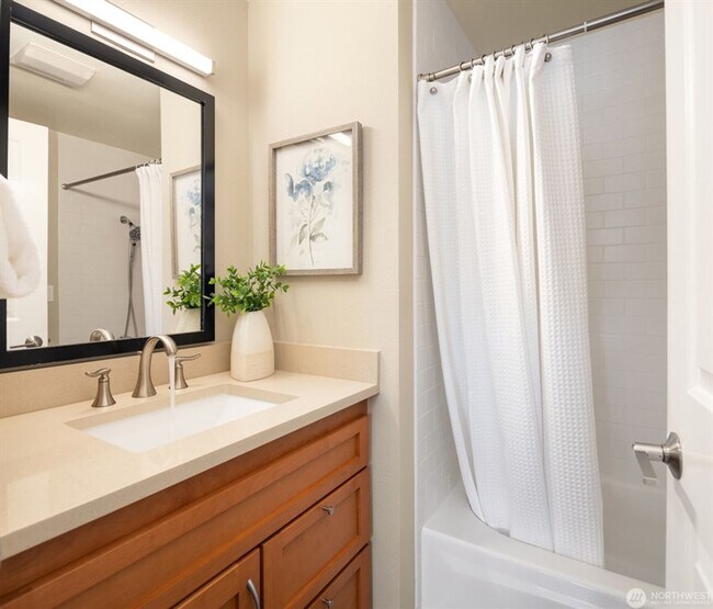 Building Photo - 2bd/1.75ba Kirkland Condo