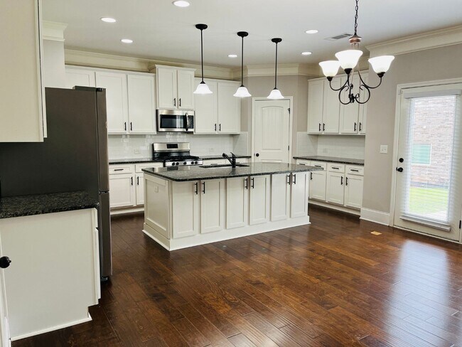 Building Photo - WOW! 5 bed, 4 full baths, brick exterior, ...