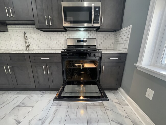 Building Photo - 1611 S Yewdall St