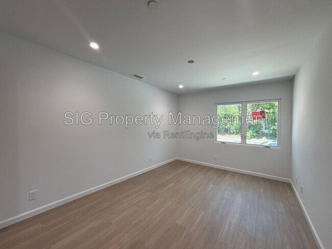 Building Photo - 2230 Sherwood Pl