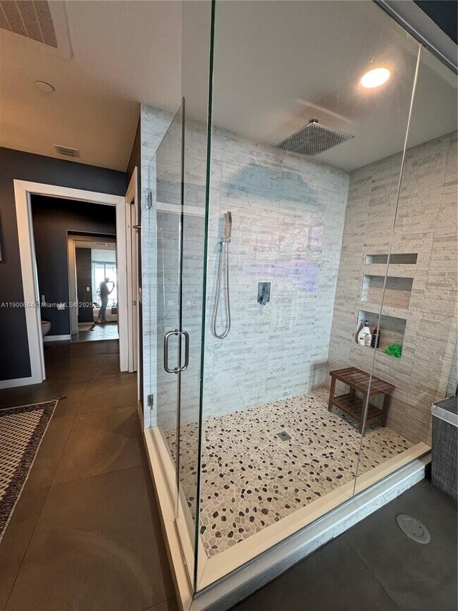 Building Photo - 2020 N Bayshore Dr