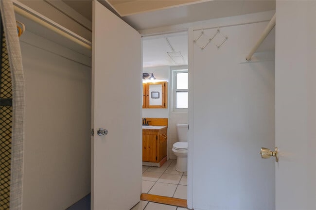 Building Photo - 1001 SE 16th St