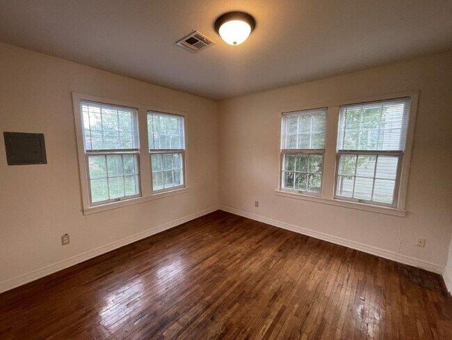 Building Photo - 2 bed 1&1/2 bath, detached garage in Norman