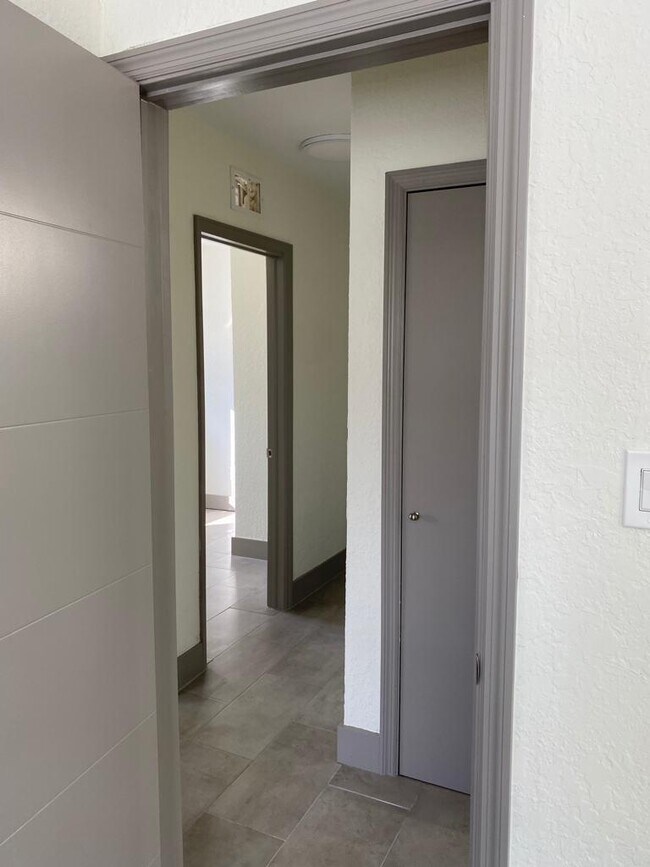 Building Photo - 1218 S B St