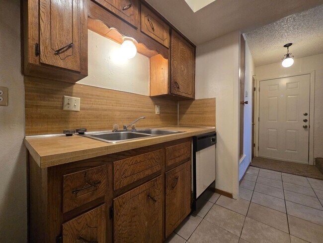 Building Photo - 2304 Wales Cir