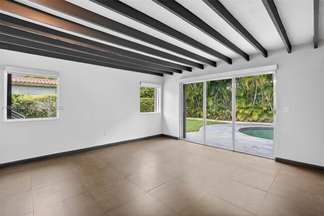 Building Photo - 425 NE 114th St