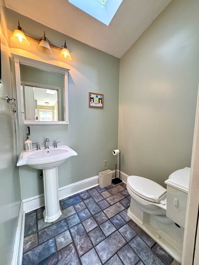 Building Photo - Charming 4-Bedroom Home in the Heart of Co...