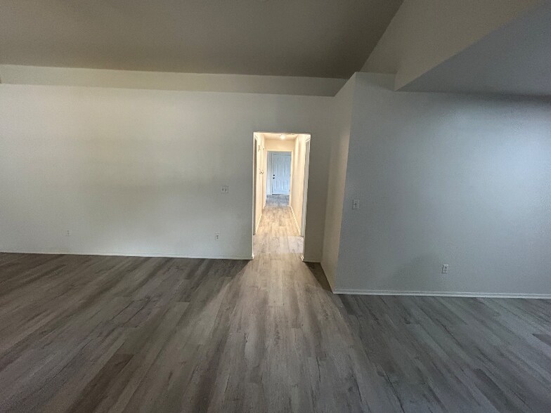 Building Photo - 63171 E 291 Rd