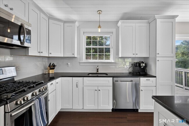 Building Photo - 24 Thimble Farms Rd