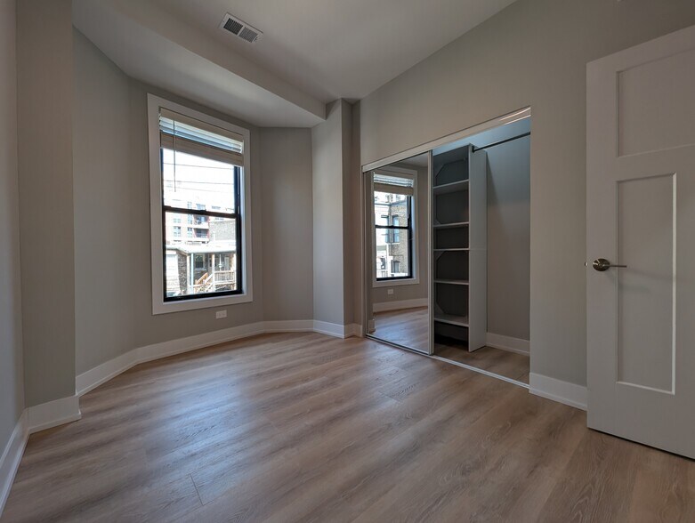 Building Photo - 423 W Belden Ave