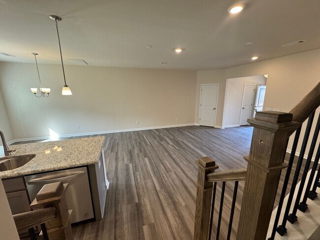 Building Photo - Stunning 3BR 2.5BA Townhome in Jamestown