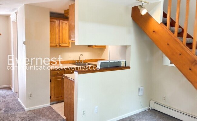 Building Photo - 1 Bed/1 Bath Condo with Garage Parking / Available Now!