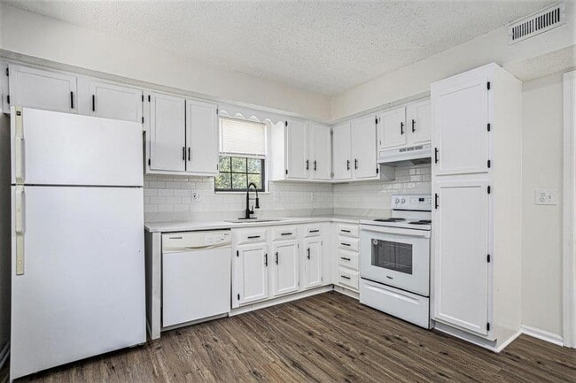Building Photo - 318 NE Timbercreek Ct