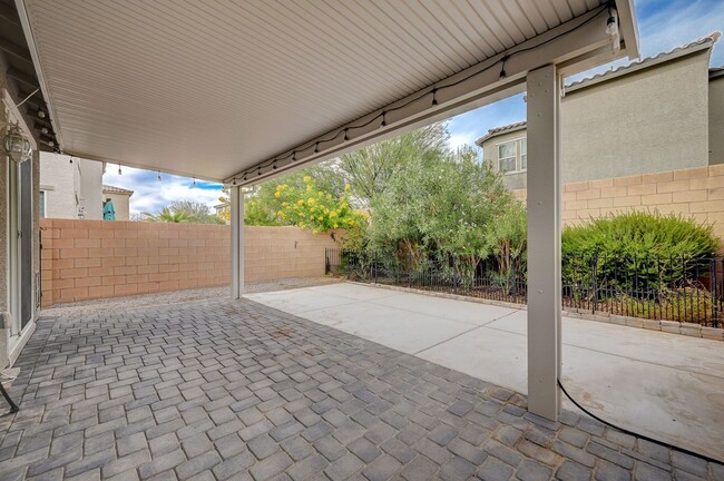 Building Photo - N Las Vegas Beautiful 3 bedroom townhome w...