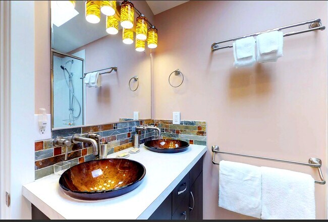 Building Photo - 6625 Amherst N St