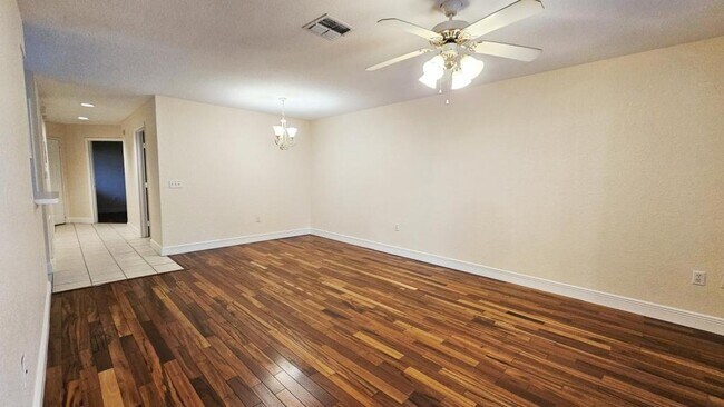 Building Photo - 7813 Sugar Bend Dr