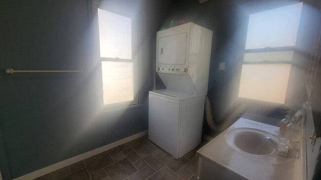 Building Photo - 1020 5th St