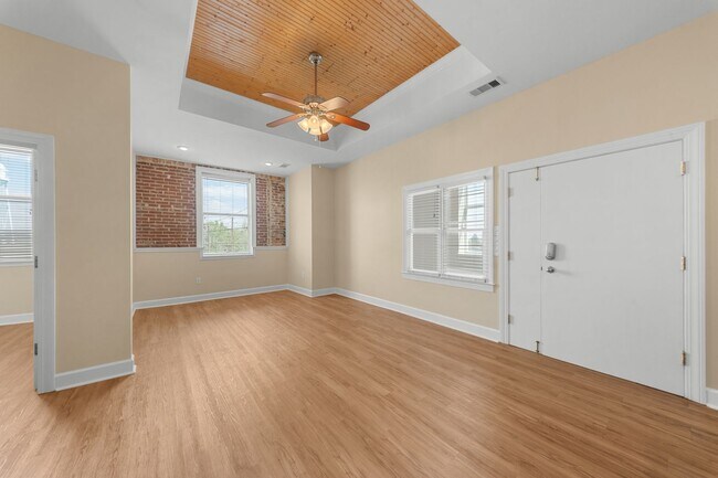 Building Photo - 51 E Main St