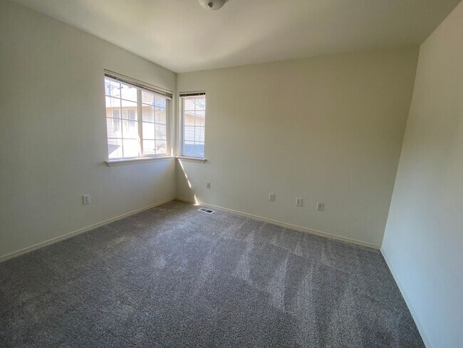 Building Photo - Spacious 4 bedroom 2.5 traditional house