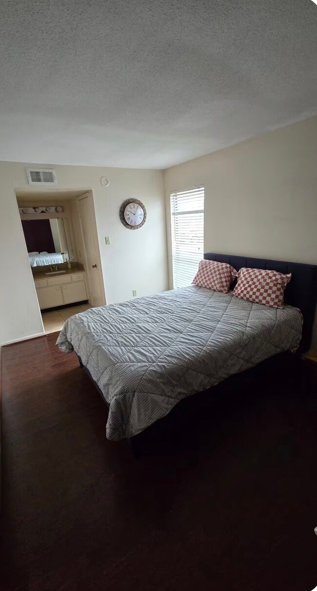 Building Photo - 9000 Bissonnet St