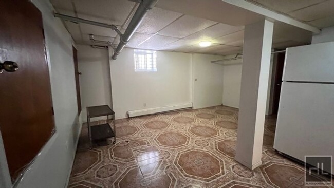 Building Photo - LARGE 1 BEDROOM  BASEMENT WITH WINDOWS  EA...