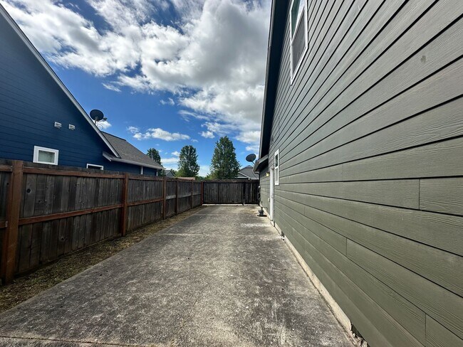 Building Photo - new carpet installed, 600sqft bonus room with large RV/Boat parking space