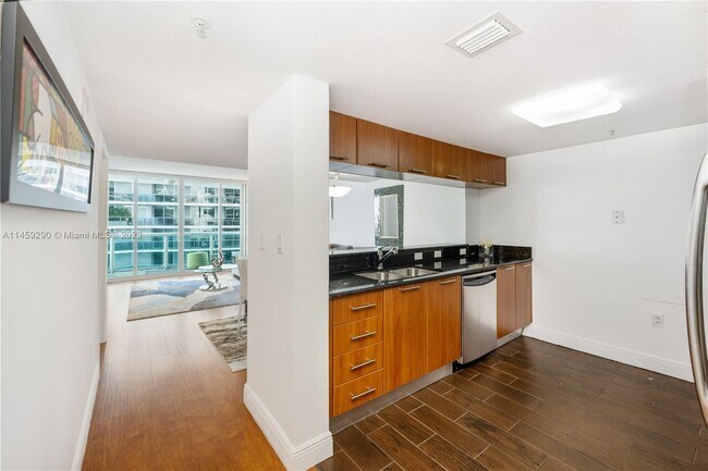 Building Photo - 1800 N Bayshore Dr
