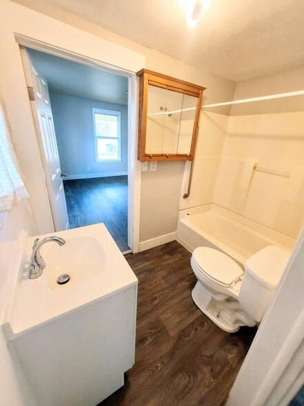 Building Photo - 1730 Park St