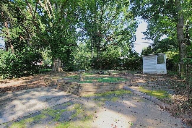 Building Photo - 2 bedroom Ranch with Fenced in Back Yard!!