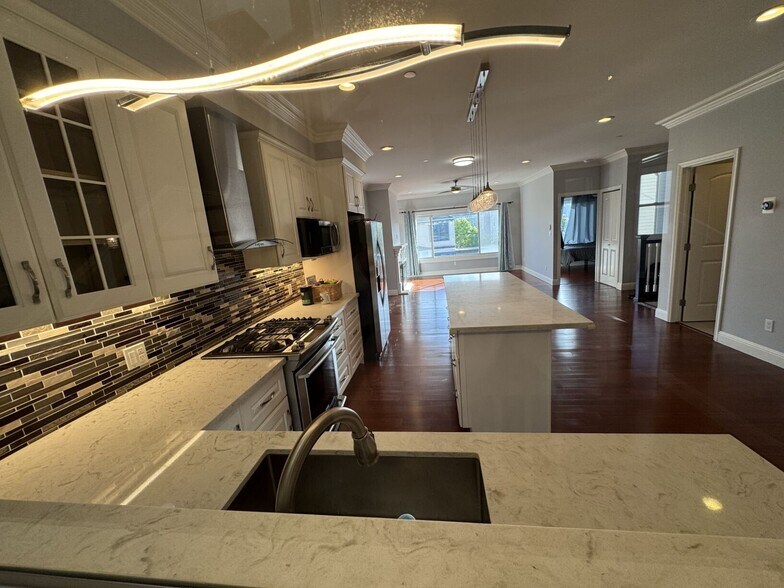 Building Photo - 1334 Anza St