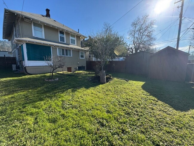 Building Photo - Charming 4 bedroom home