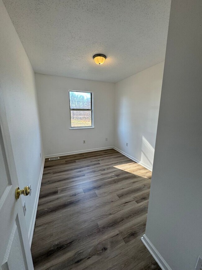 Building Photo - Desirable Townhouse in Martin! *New Flooring & Paint*