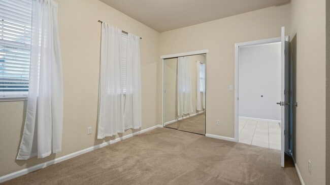 Building Photo - Beautiful 3 bedroom single story home