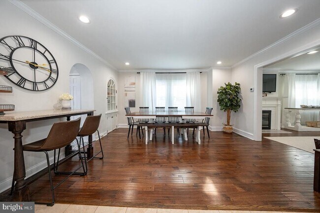 Building Photo - 227 E Hathaway Ln