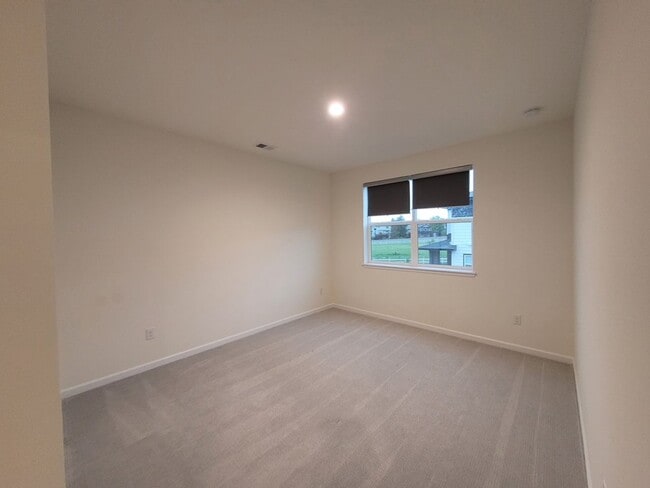 Building Photo - 820 Promenade Dr