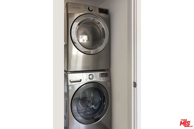 Building Photo - 150 Anita Dr