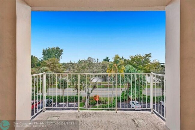 Building Photo - 3051 S Palm Aire Dr