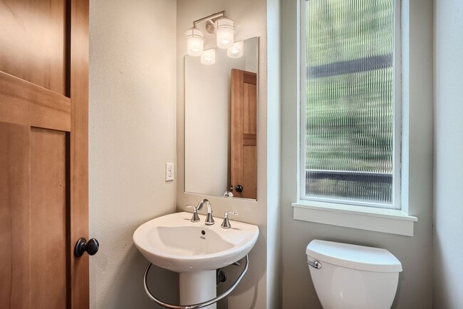 Building Photo - Charming three-level Townhome available for immediate move in.