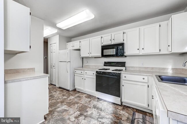 Building Photo - 1301 Sheridan Pl