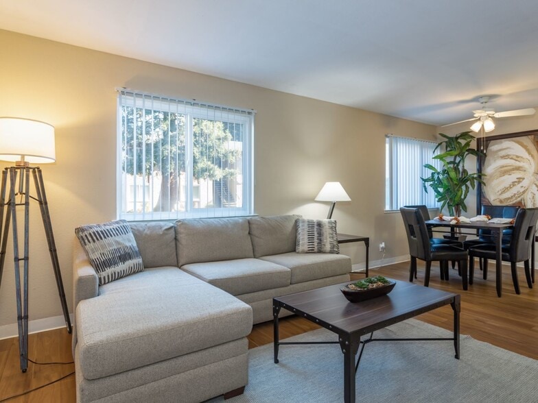 Primary Photo - Acacia Apartments