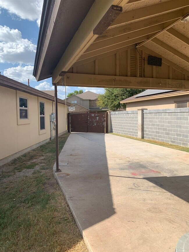Building Photo - 3129 Rosco Dr