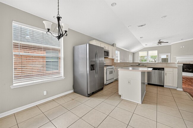 Building Photo - 5615 Brookhollow Oaks Trail