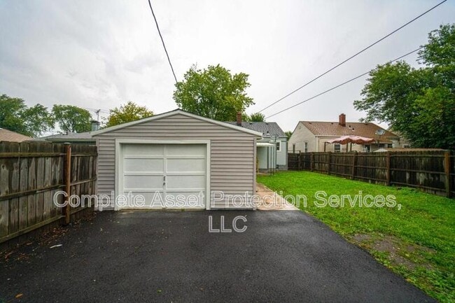 Building Photo - 2730 Strong St
