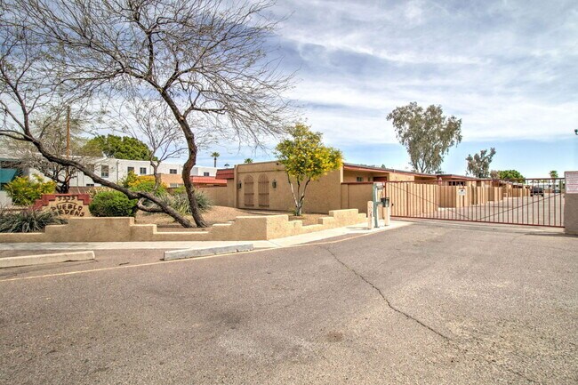Building Photo - 5323 N 19th Ave