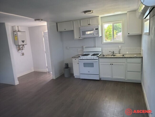 Building Photo - Charming 2-Bedroom Residence in the Heart of North Bakersfield