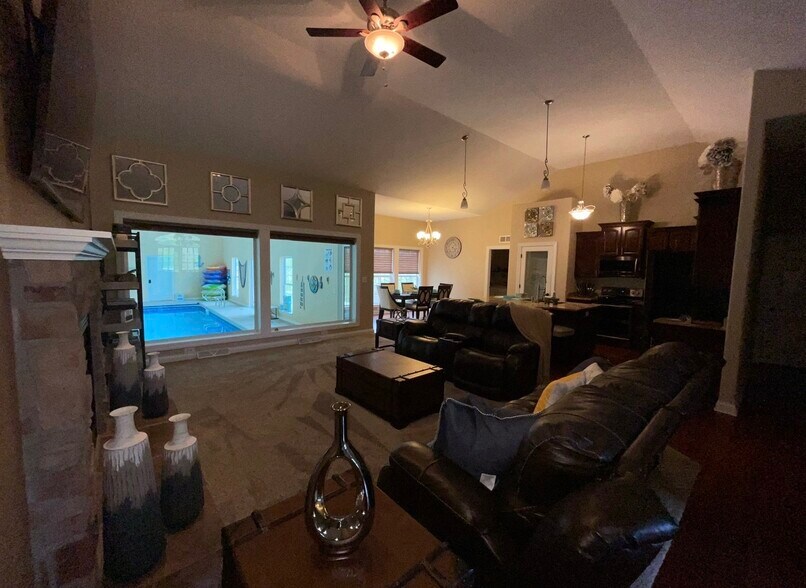 Building Photo - W209N11385 Reger Ct