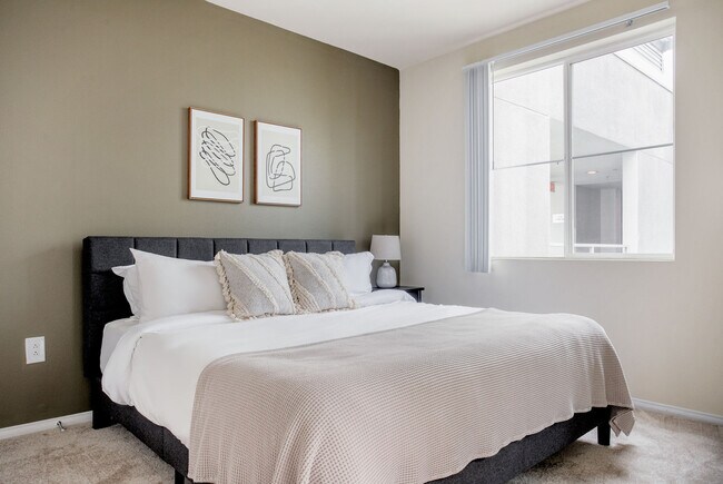 Building Photo - 5535 Westlawn Ave