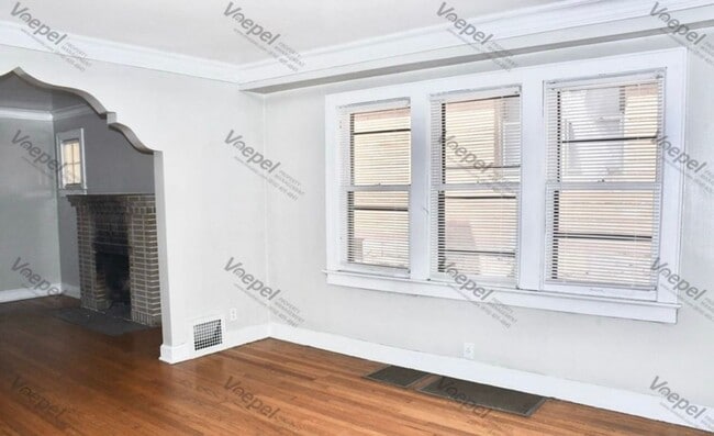 Building Photo - Charming 4-Bed Home with Fireplace & Hardw...