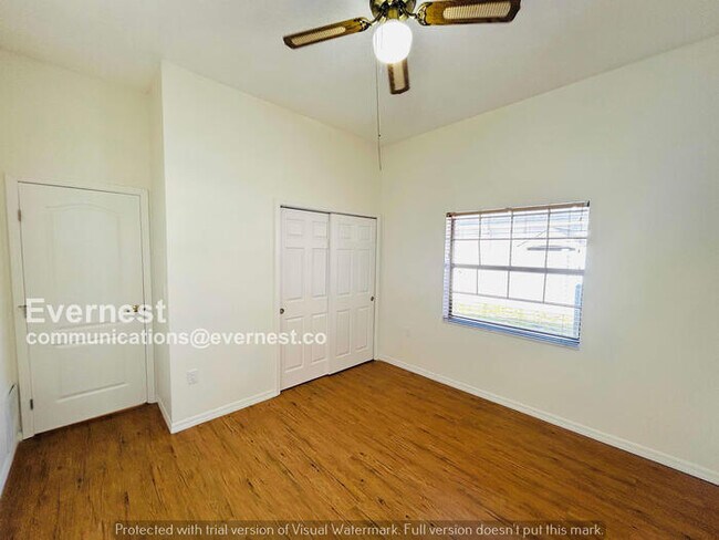 Building Photo - 6 Bed/4 Bath Home with Garage / Pet-Friendly / Available Now!